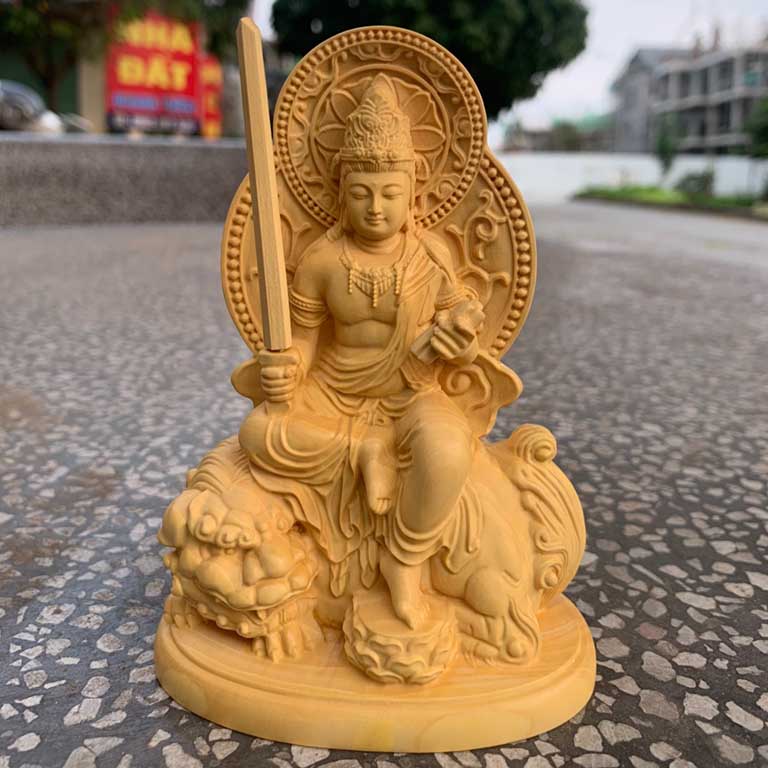 Tượng Văn Thù Bồ tát để ô tô hợp mệnh Hoả