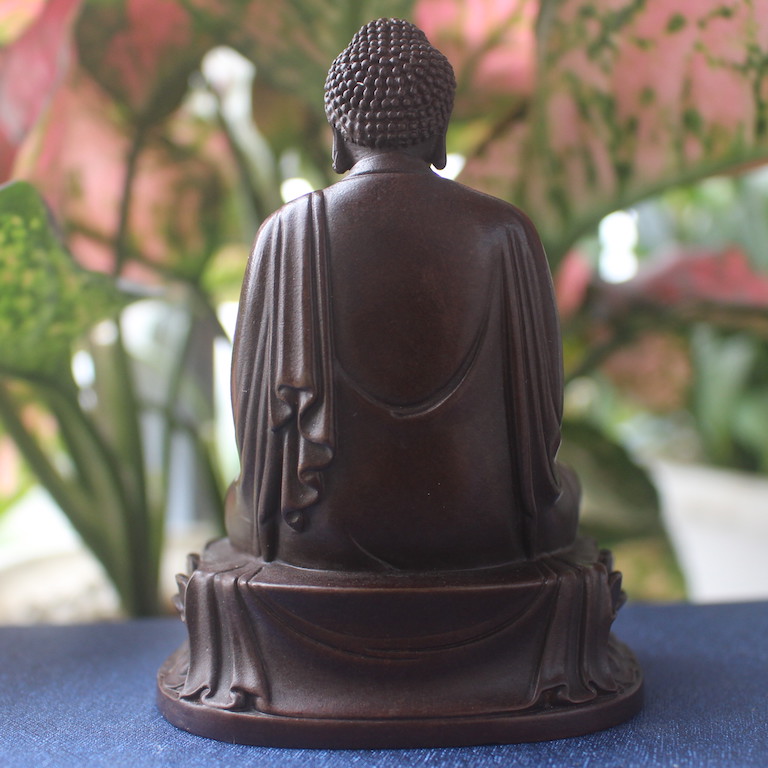 Mặt sau của tượng Phật A Di Đà để xe ô tô