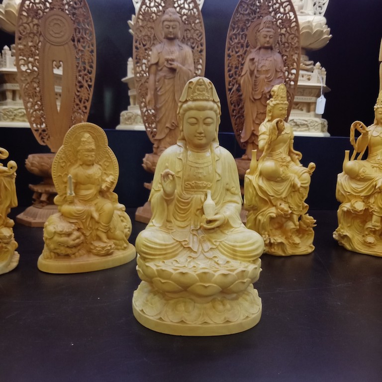 tượng phật quan âm bằng gỗ để xe ô tô