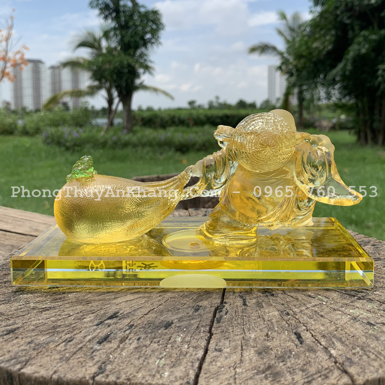 Mặt sau của tượng di lặc kéo bao tiền để ô tô