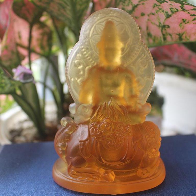 Mặt sau của tượng Văn Thù Bồ tát để xe ô tô bằng lưu ly
