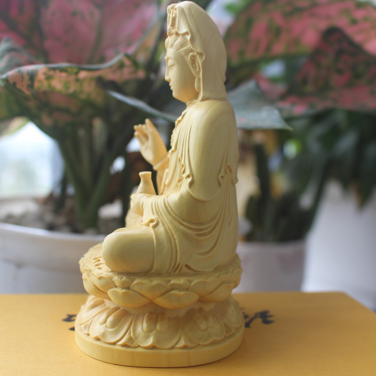 Tượng Quan Âm Bồ tát để xe ô tô bằng gỗ hoàng dương cao 13cm
