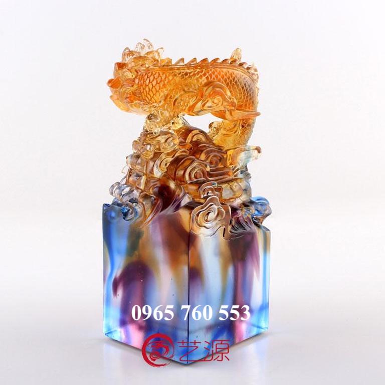 Mặt sau của tượng rồng nhả long châu