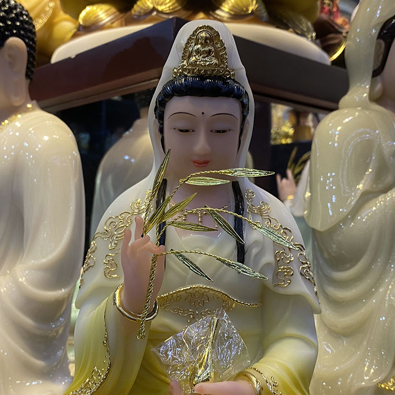 Chi tiết Tượng Phật Bà Quan Âm Màu Vàng, cao 30 cm
