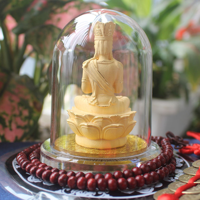 Mặt sau tượng Như Lai Đại Nhật để xe ô tô cho người tuổi thân