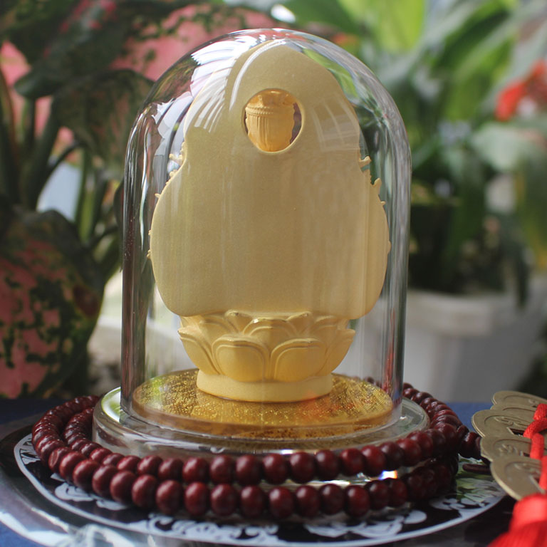 Mặt sau tượng Thiên Thủ Thiên Nhãn bằng đá kim sa để ô tô