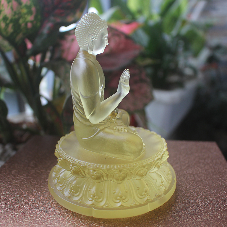 Tượng Phật Thích Ca Mâu Ni bằng lưu ly để xe ô tô tại Tp Hồ Chí Minh