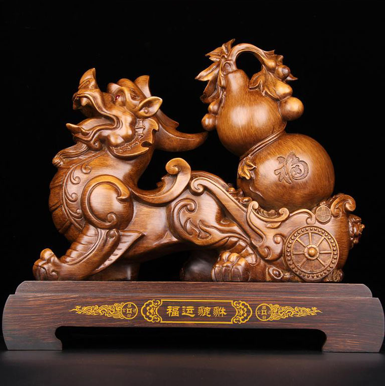 Tượng tỳ hưu để bàn bằng gỗ Hương đào kết hợp cùng hình ảnh hồ lô phong thuỷ
