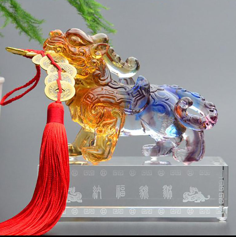 Tượng tỳ hưu phong thuỷ bằng lưu ly phù hợp với bàn giám đốc
