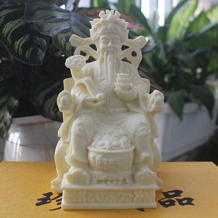 Tượng Thần Tài để ô tô hợp mệnh Thổ