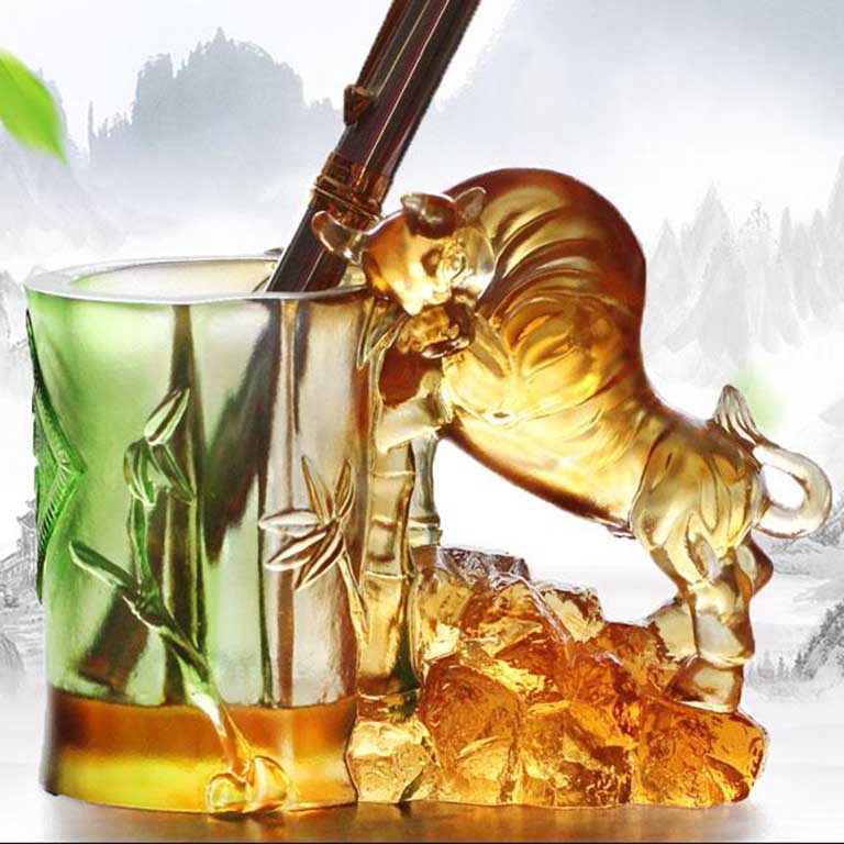 Hộp bút phong thuỷ để bàn làm việc hợp người tuổi Sửu