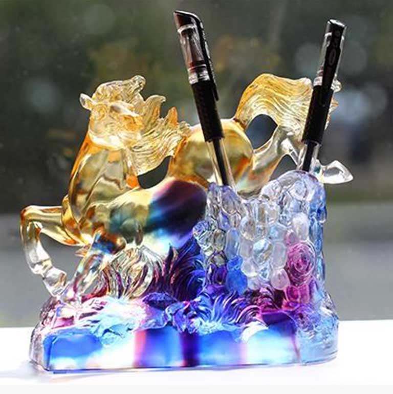 Hộp đựng bút phong thuỷ để bàn làm việc hợp tuổi Ngọ