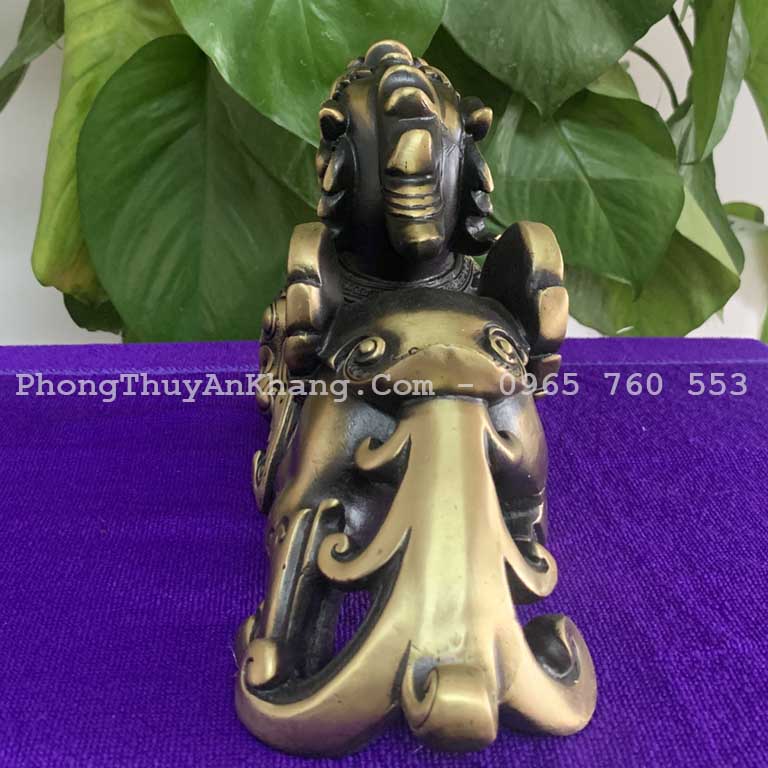 mặt sau tượng tỳ hưu bằng đồng chiêu tài