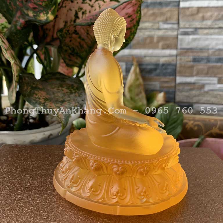 Tượng Phật A Di Đà màu vàng để ô tô hợp mệnh kim