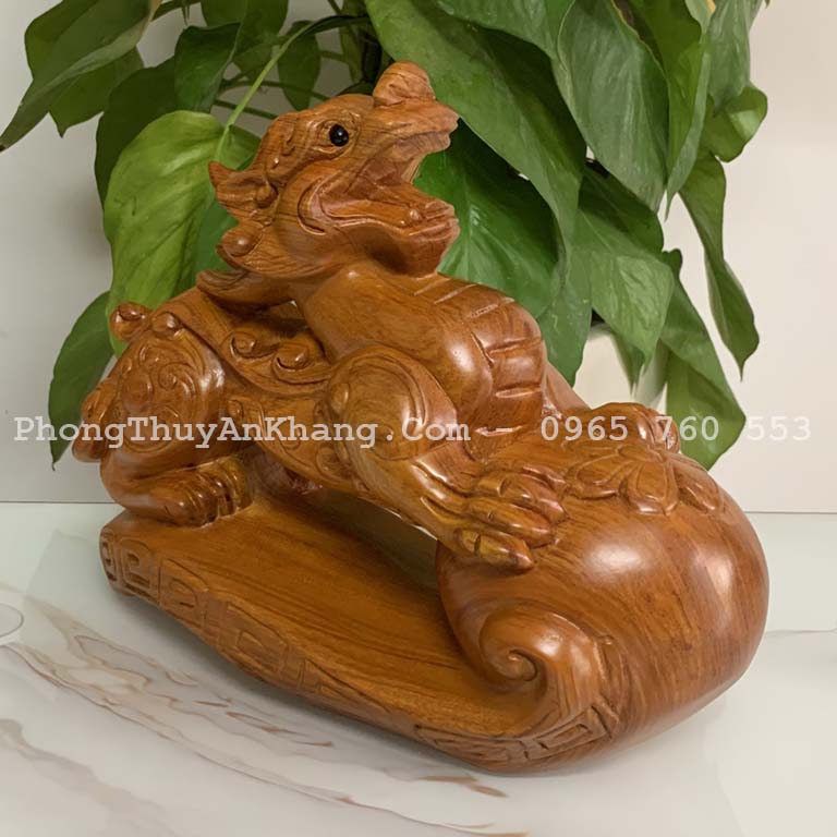 Tỳ hưu gỗ hương để trên đầu két sát giữ của