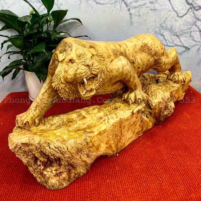 Tượng hổ bằng gỗ để phòng khách hợp người tuổi dần