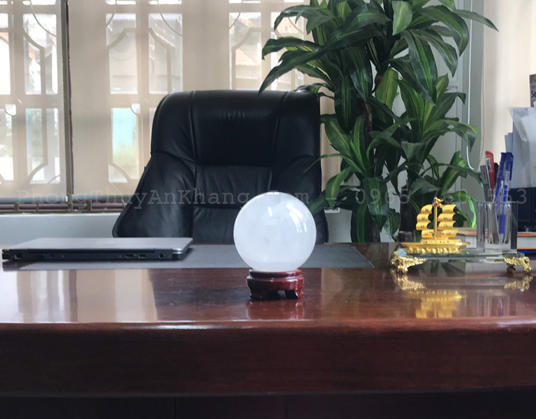 Quả cầu đá thạch anh trắng để bàn làm việc