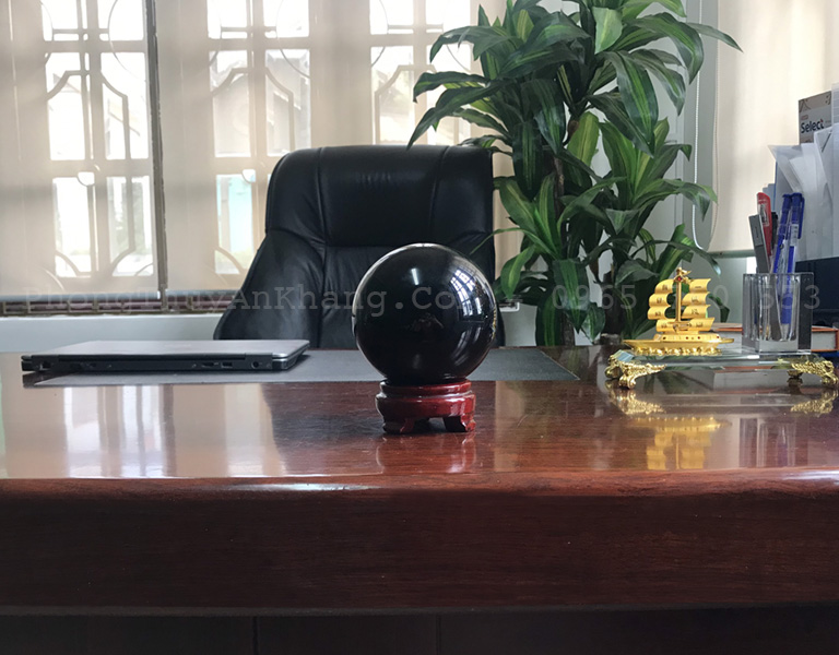 Quả cầu đá obsidian đen để bàn làm việc