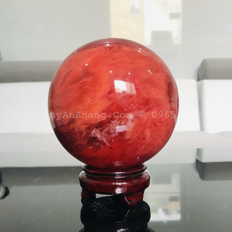 Quả cầu pha lê đỏ tự nhiên