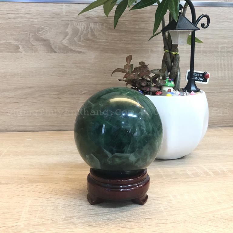 Quả cầu phong thuỷ đá thạch anh xanh hợp mệnh Mộc