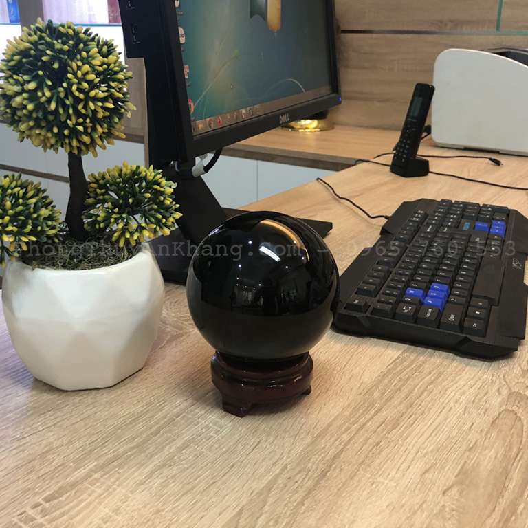 Quả cầu phong thuỷ đen để bàn làm việc hợp mệnh thuỷ, mệnh mộc