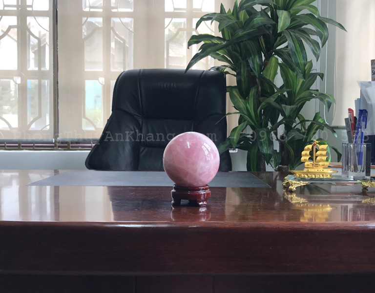 Quả cầu thạch anh màu hồng để bàn làm việc