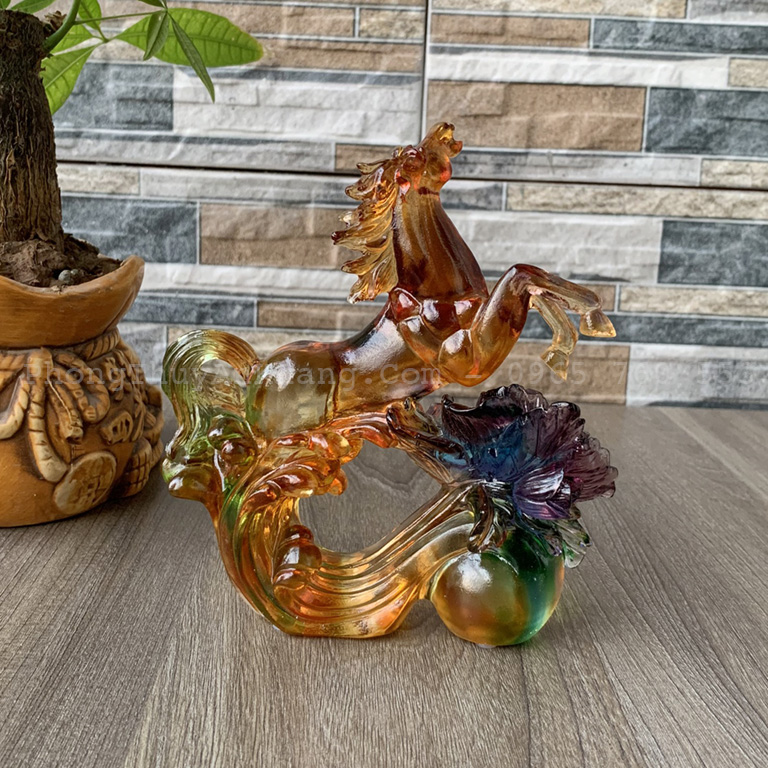 Tượng ngựa để bàn hợp tuổi ngọ