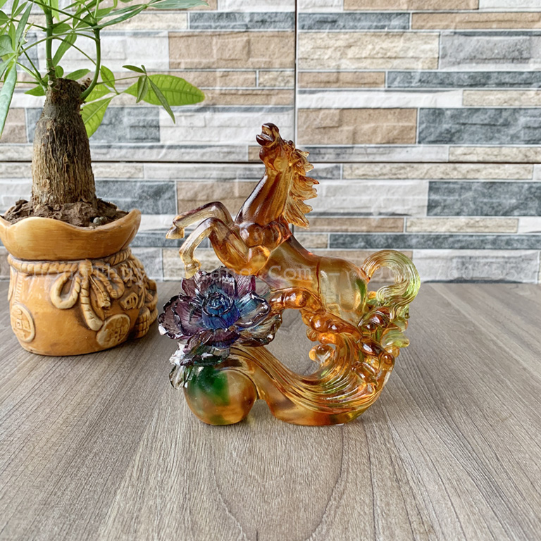 Tượng ngựa để bàn làm việc ý nghĩa mã đáo thành công