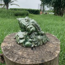 Cóc ngậm tiền màu xanh lá hợp mệnh Mộc, mệnh Hoả
