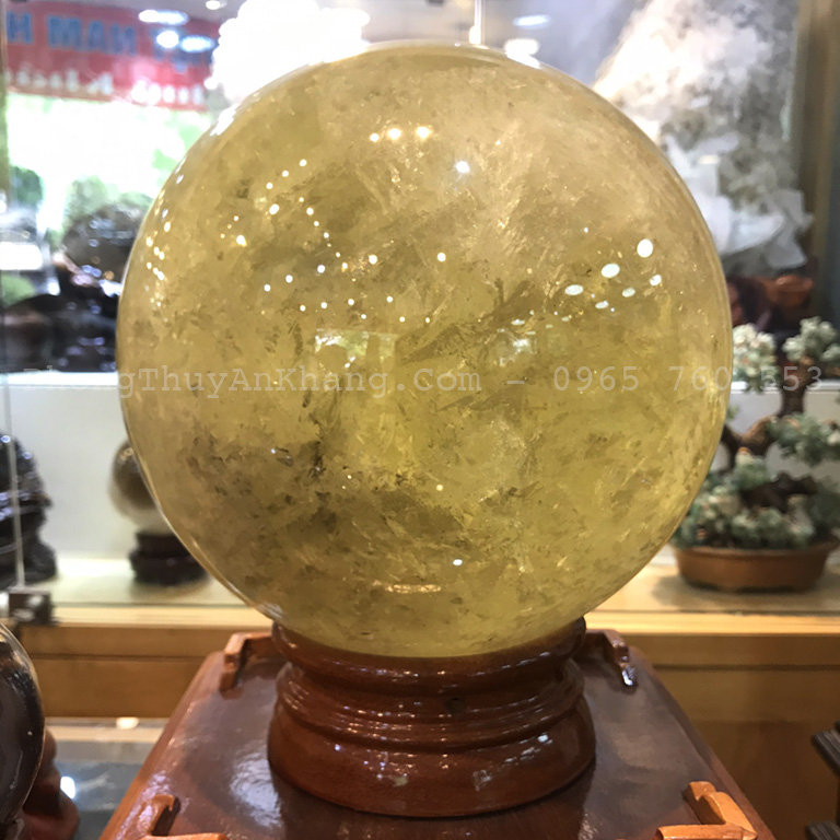 Quả cầu thạch anh vàng để phòng khách