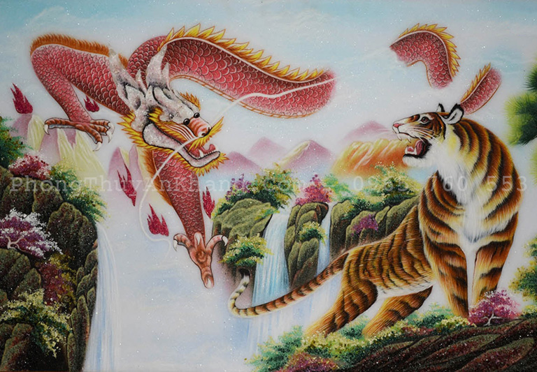 Tranh long hổ quy tụ bằng đá quý mừng khai trương