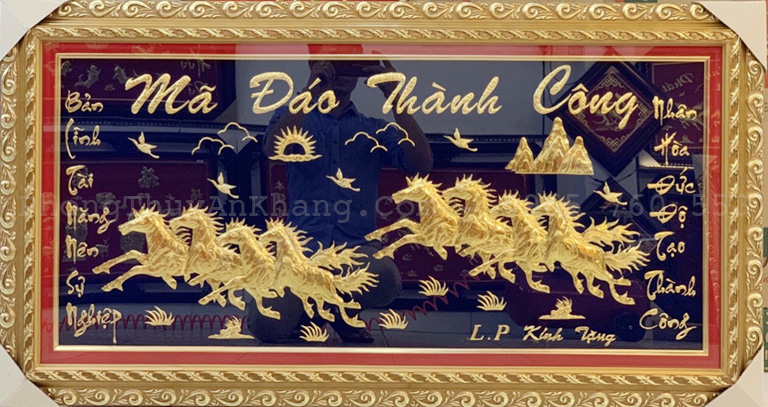 Tranh mã đáo thành công dát vàng 24k làm quà tặng khai trương
