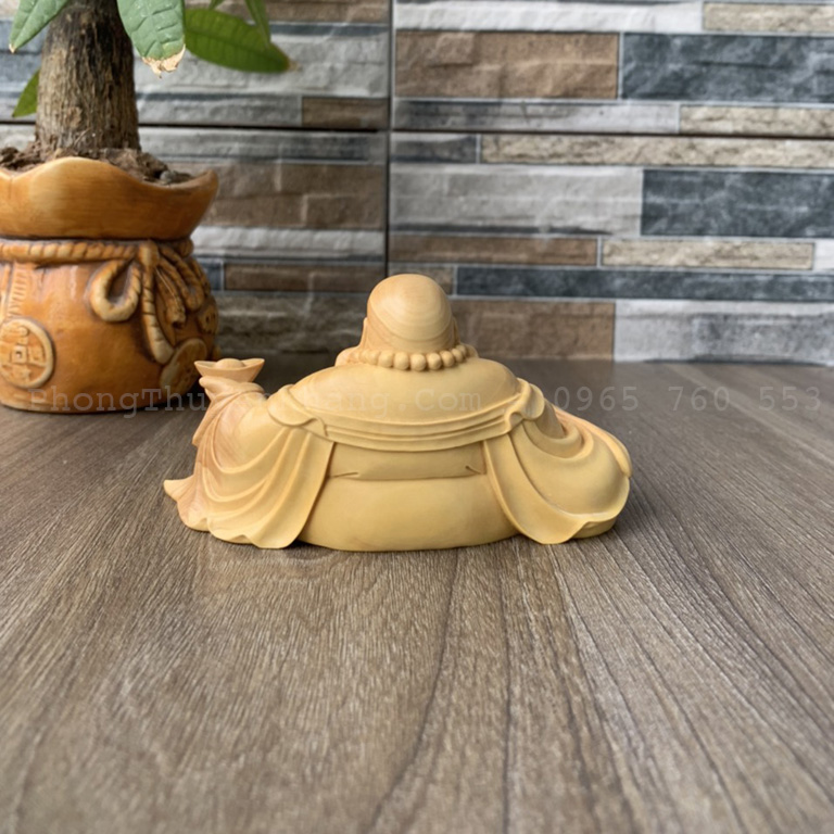 Mặt sau tượng di lặc gỗ để ô tô