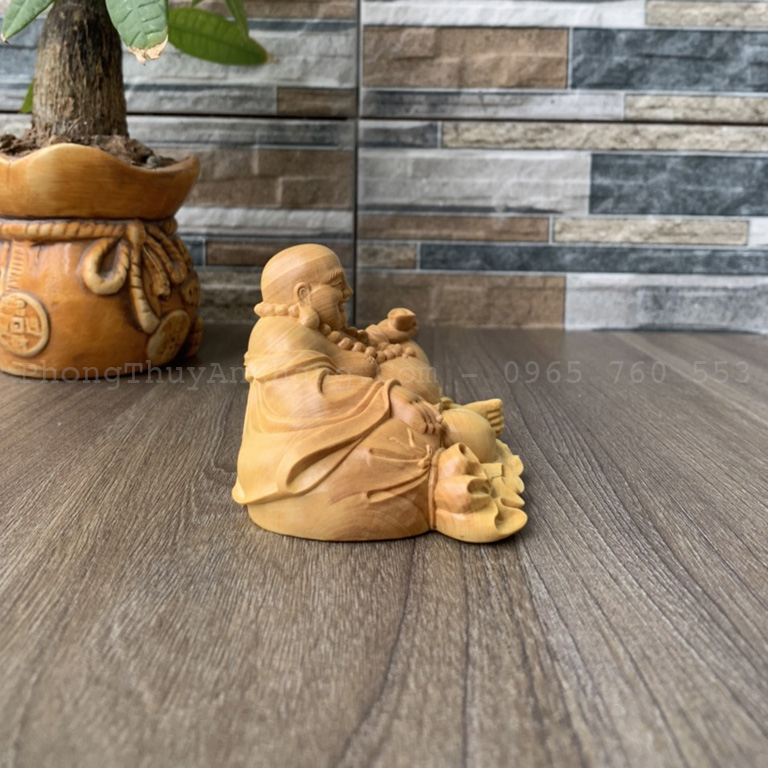 Tượng Di Lặc ngồi để ô tô tại Hà Nội