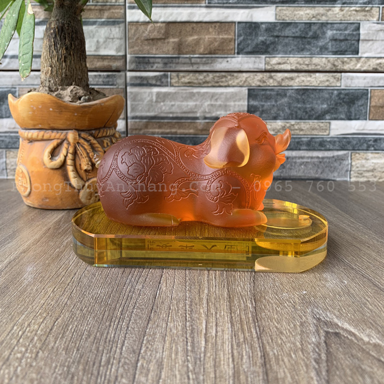 Tượng heo để ô tô hợp tuổi hợi
