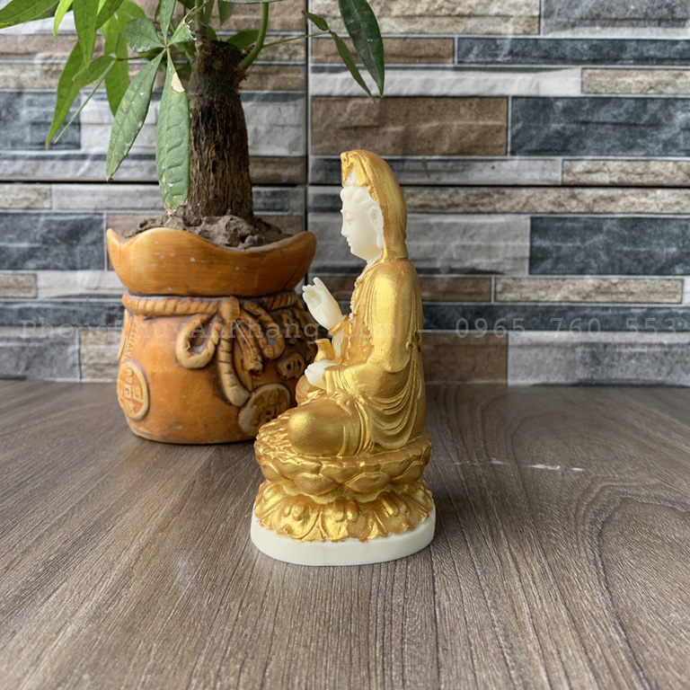 Tượng Phật Bà đá để ô tô tại Hà Nội