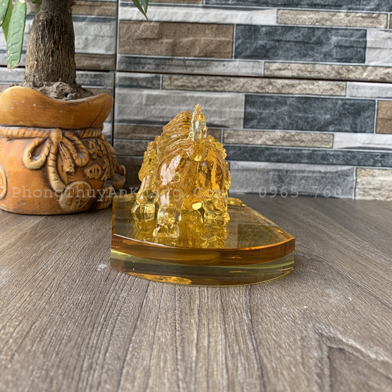 Tượng trâu bằng lưu ly có đế đựng được nước hoa