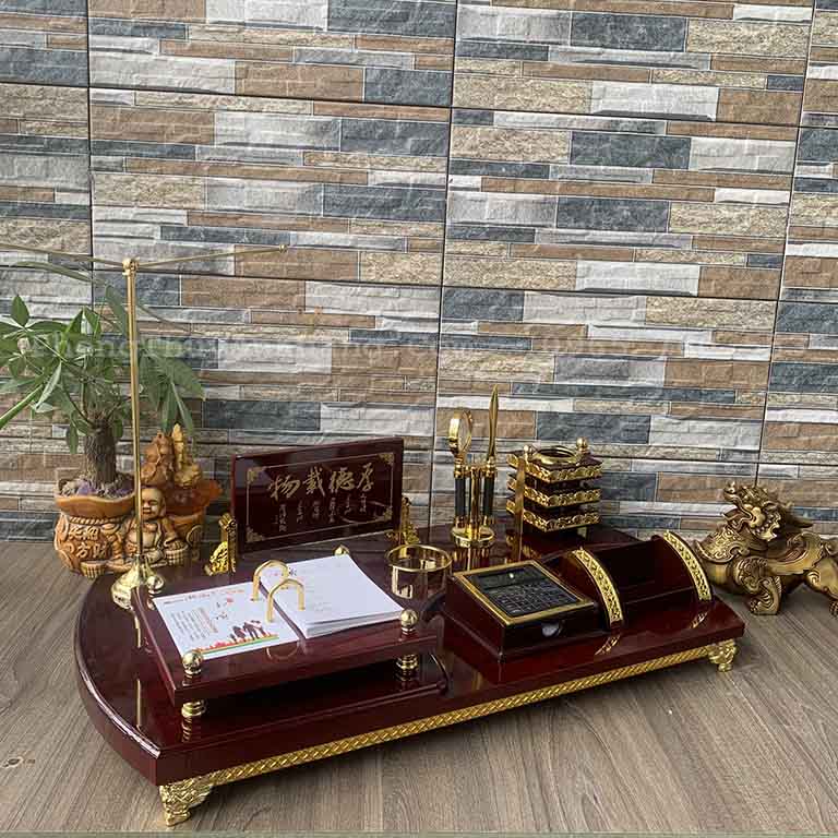 Hộp bút để bàn làm việc có bảng tên, cột treo lá cờ, máy tính, khay đựng card visit, khay đựng điện thoại