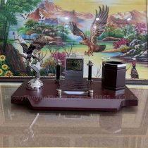 Hộp bút đại bàng để bàn làm việc