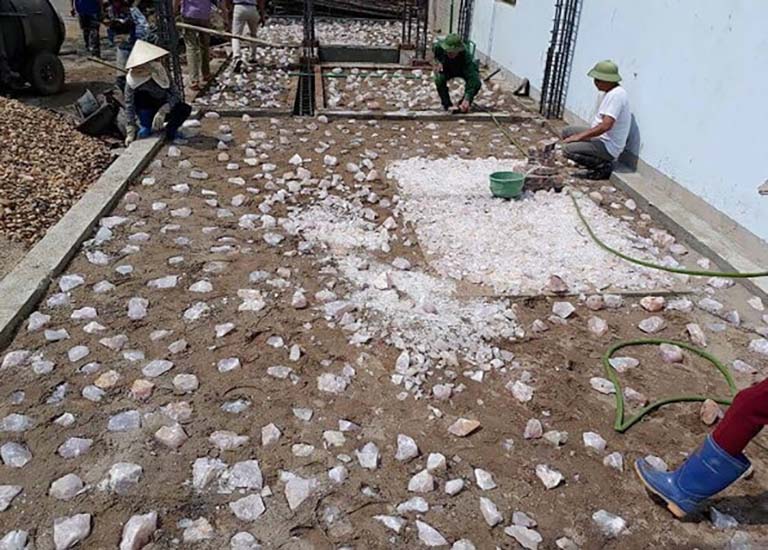 thạch anh vụn rải nền nhà