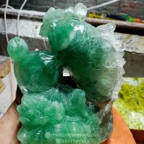 Tượng cá chép kéo bao tiền bằng đá Thạch Anh xanh lá