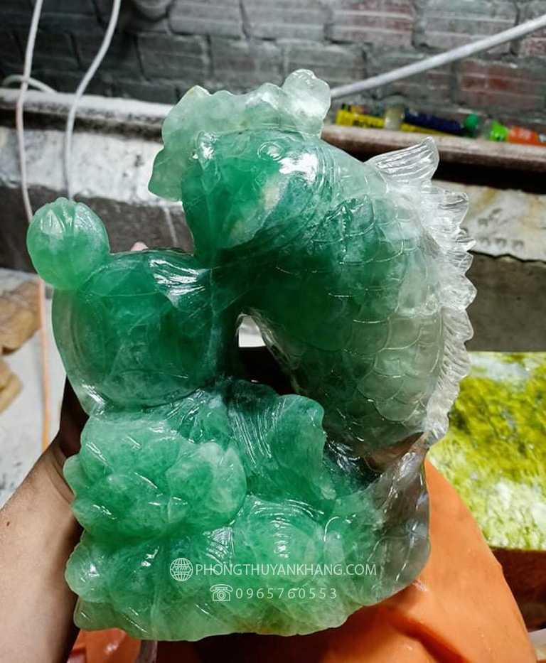 Tượng cá chép kéo bao tiền bằng đá Thạch Anh xanh lá