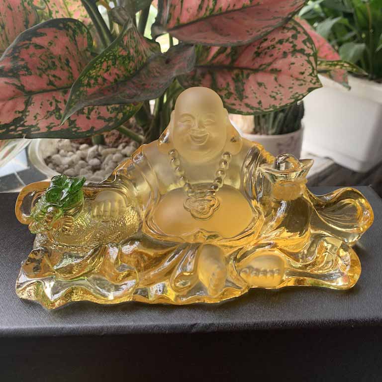 Tượng Phật Di Lặc để xe ô tô bằng chất liệu Lưu Ly với nụ cười an nhiên chuẩn phong thuỷ