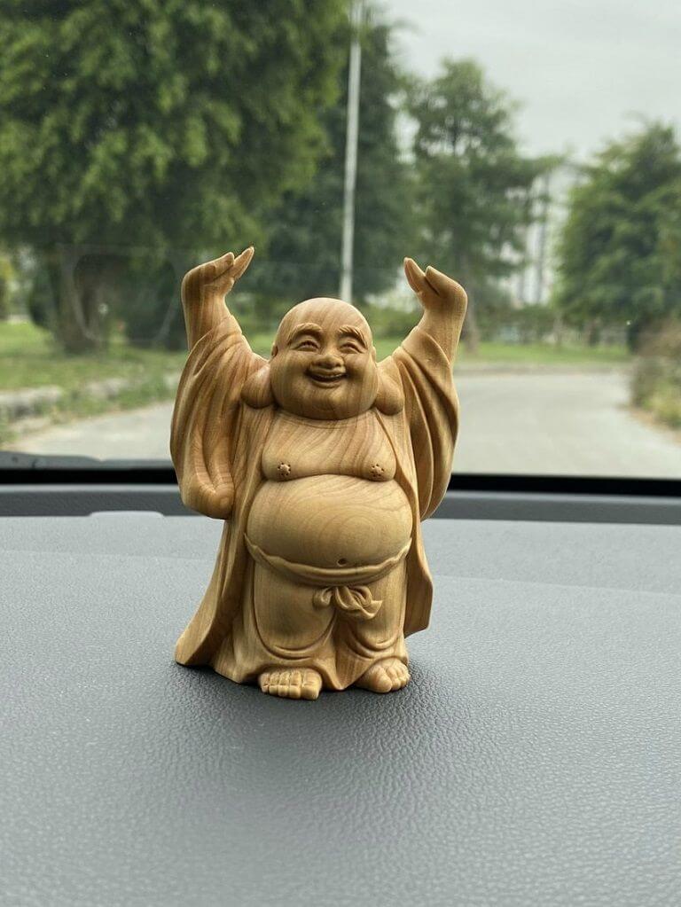Tượng Di Lặc cũng là vật phẩm phong thủy để xe ô tô hợp tuổi Bính Tý mà chủ xế có thể lựa chọn