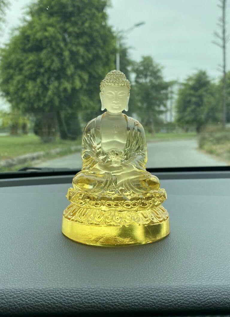 Tượng Phật A Di Đà lưu ly màu vàng với tư thế Thí Nguyện thủ ẩn đại diện cho năm đức tính kiên nhẫn