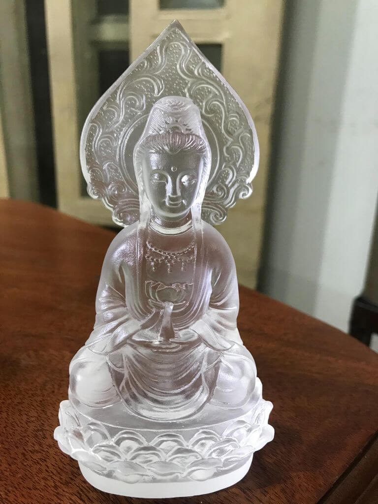 Tượng Bồ Tát Quan Âm lưu ly màu trắng để xe ô tô được thể hiện với tư thế ngồi kiết già
