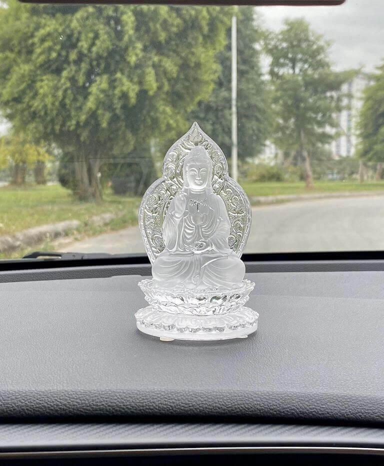 Tượng Phật có màu trắng trong tinh khiết, trong sáng, nhẹ nhàng giúp chủ xe giảm bớt những căng thẳng