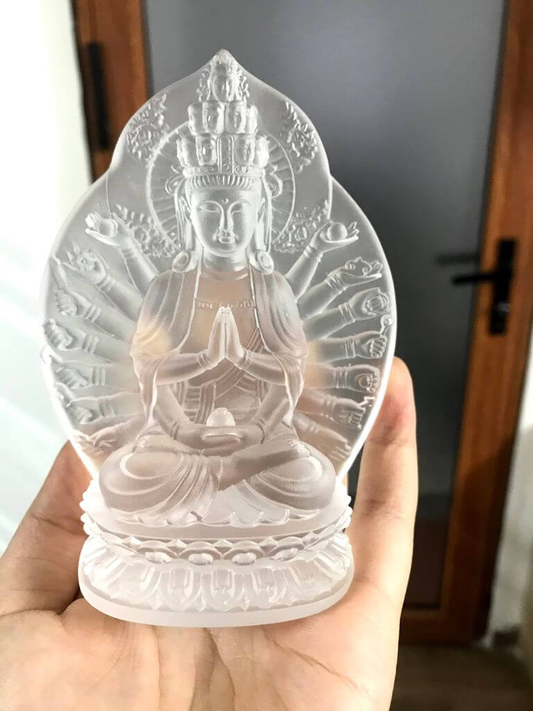 Tượng Quan Âm Thiên Thủ Thiên Nhãn thân như ngọc lưu ly, trong ngoài trong suốt