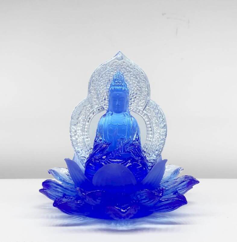 Tượng Quan Âm Bồ Tát lưu ly màu xanh dương thường được đặt trên xe ô tô người tuổi Đinh Sửu 1997 mong muốn cầu bình an