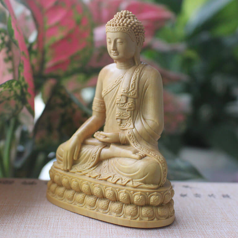 Tuổi Đinh Sửu 1997 khi chọn Phật Thích Ca Mô Ni để xe ô tô nên chọn tượng với chất liệu lưu ly hoặc gỗ